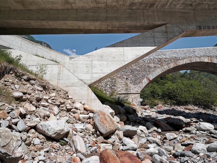 Brücke über die Verzasca in Frasco