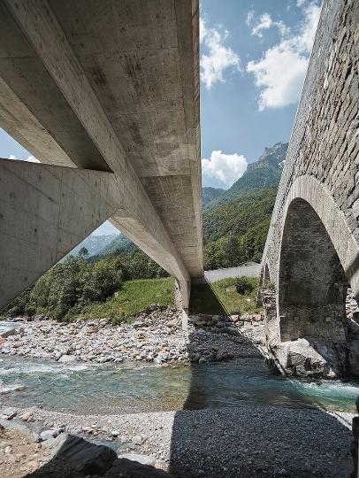 Brücke über die Verzasca in Frasco