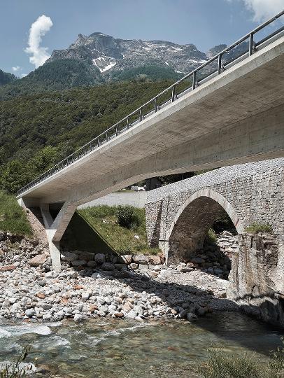 Brücke über die Verzasca in Frasco