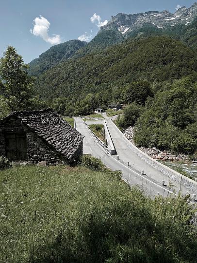 Brücke über die Verzasca in Frasco